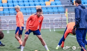 开云体育APP下载-球队完成在泰达足球场的踩场训练，明日前来天津的球迷注意添衣