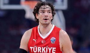 开云体育APP下载-手感火热但有犯规隐患！奥斯曼首节4中4&amp;三分3中3砍11分 身背3犯